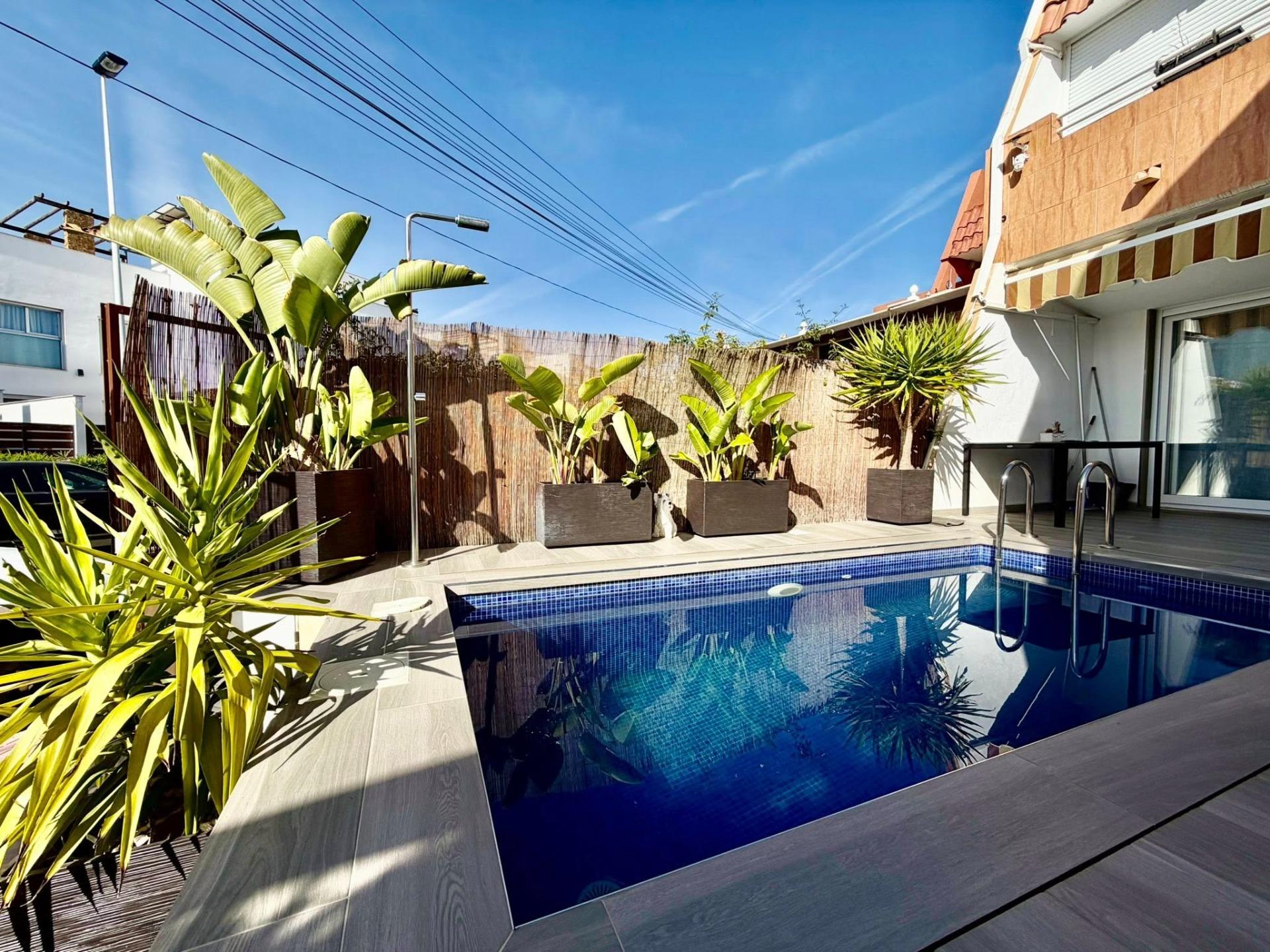 TOWNHOUSE FOR SALE WITH PRIVATE POOL IN TORREVIEJA, 750 M FROM THE BEACH