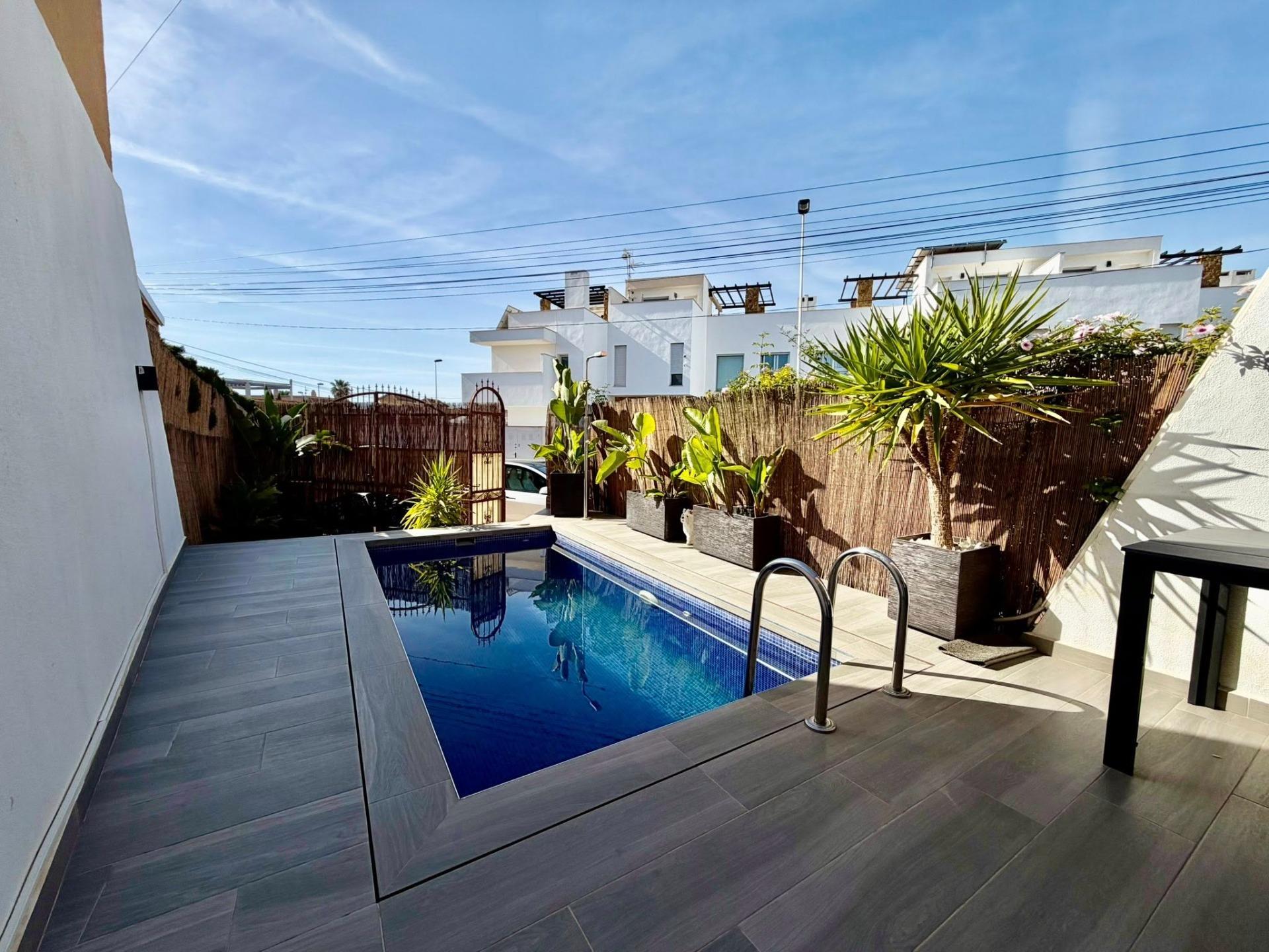TOWNHOUSE FOR SALE WITH PRIVATE POOL IN TORREVIEJA, 750 M FROM THE BEACH image 17