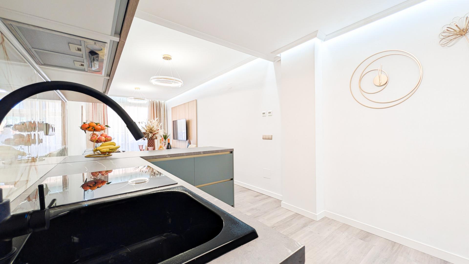 Fully Renovated 2-Bedroom Apartment Near Parque de las Naciones in Torrevieja image 16