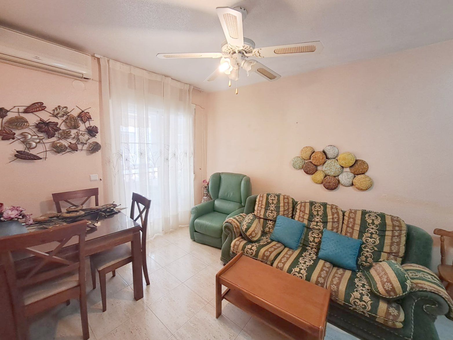 2-Bedroom Apartment Near Playa del Cura in Torrevieja image 2