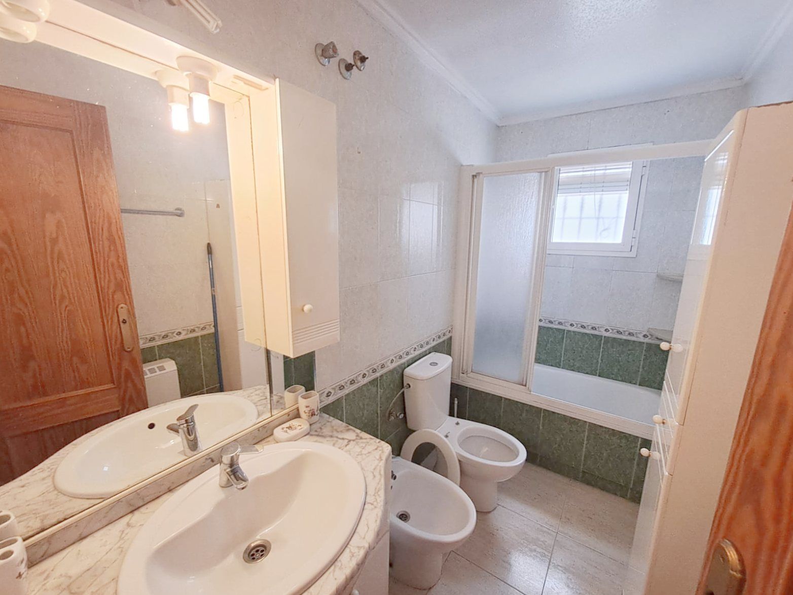 2-Bedroom Apartment Near Playa del Cura in Torrevieja image 10