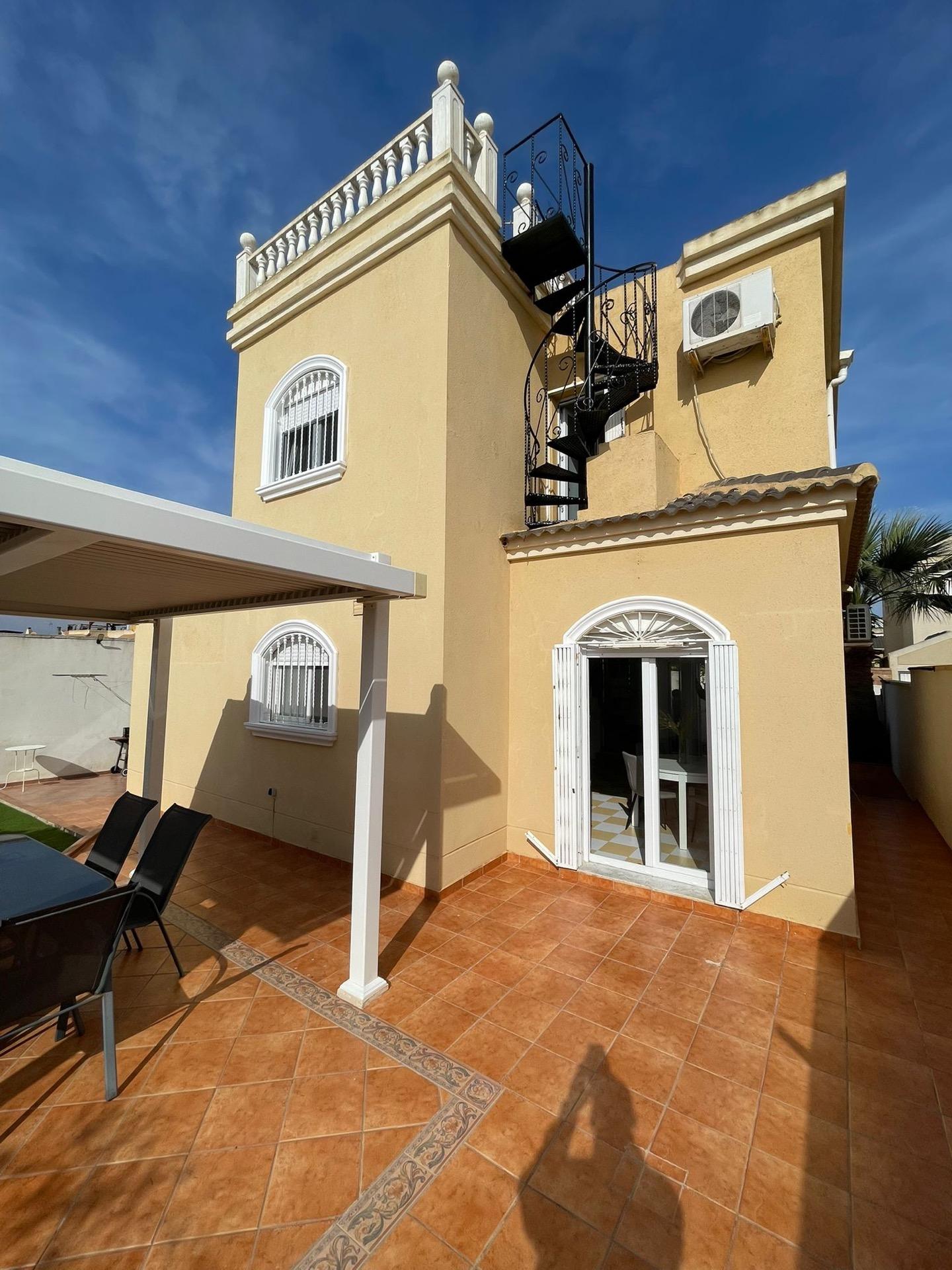 Detached house with garage in Aguas Nuevas