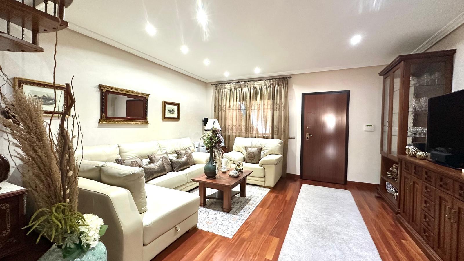 Spacious 4-Bedroom Townhouse with Sea Views in Los Balcones, Torrevieja image 2
