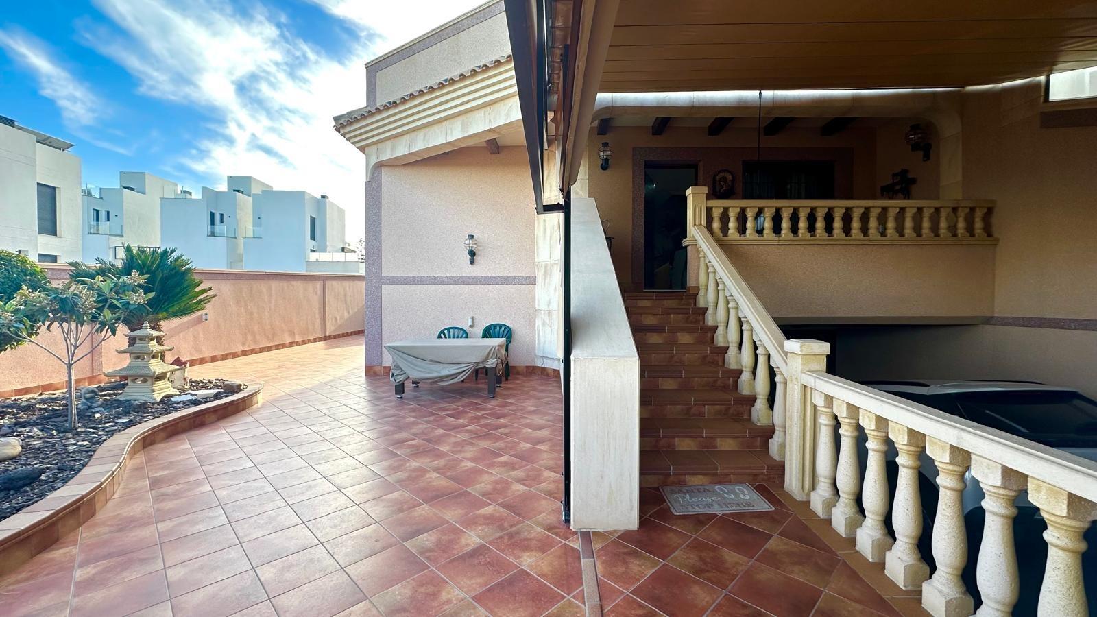 Spacious 4-Bedroom Townhouse with Sea Views in Los Balcones, Torrevieja image 3