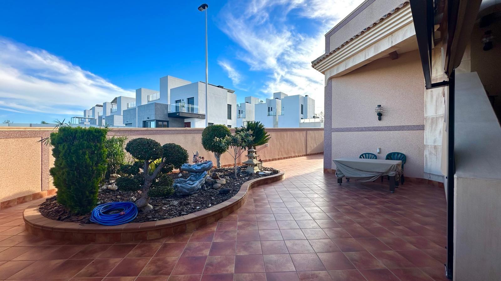 Spacious 4-Bedroom Townhouse with Sea Views in Los Balcones, Torrevieja image 4
