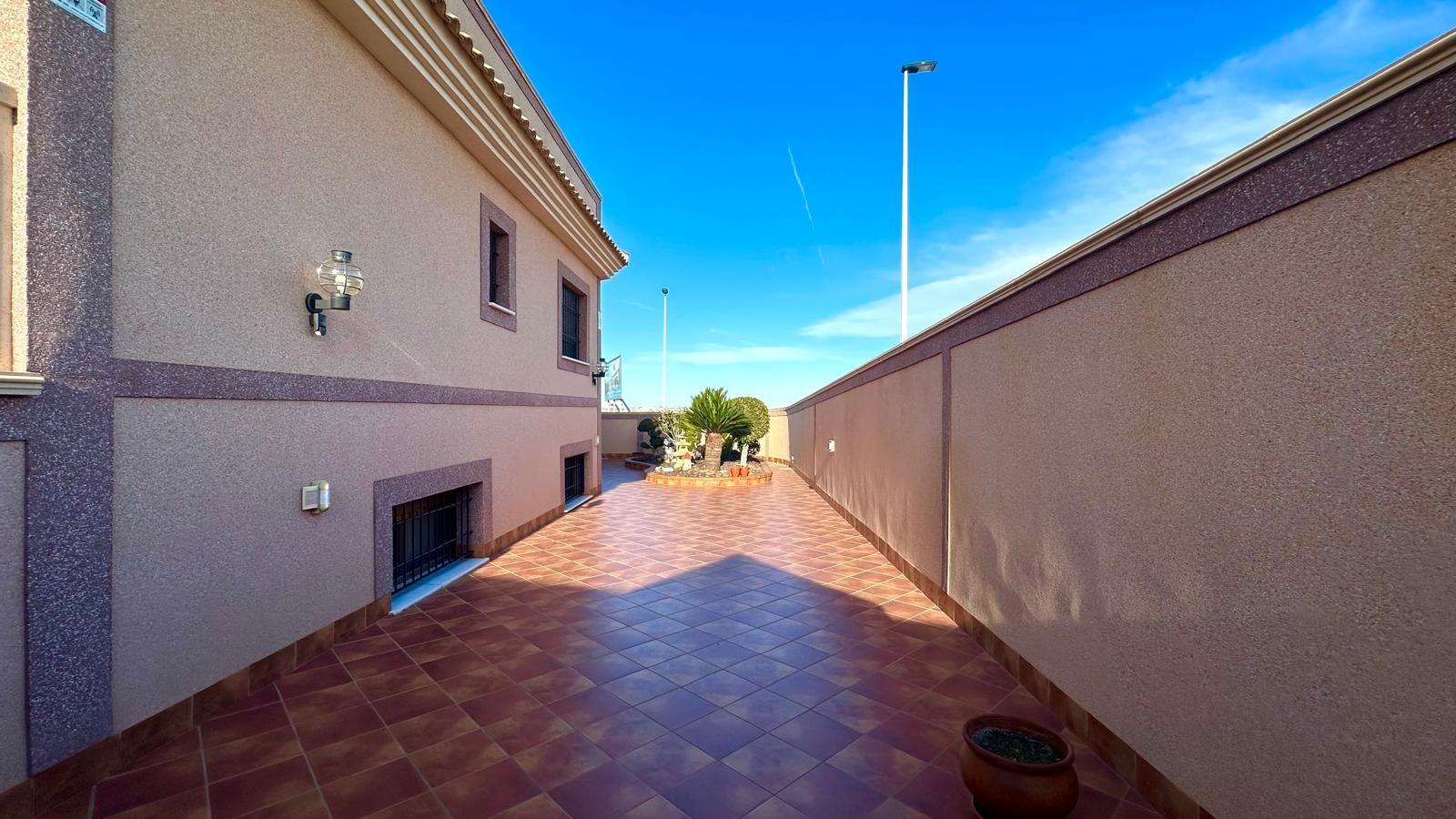 Spacious 4-Bedroom Townhouse with Sea Views in Los Balcones, Torrevieja image 5