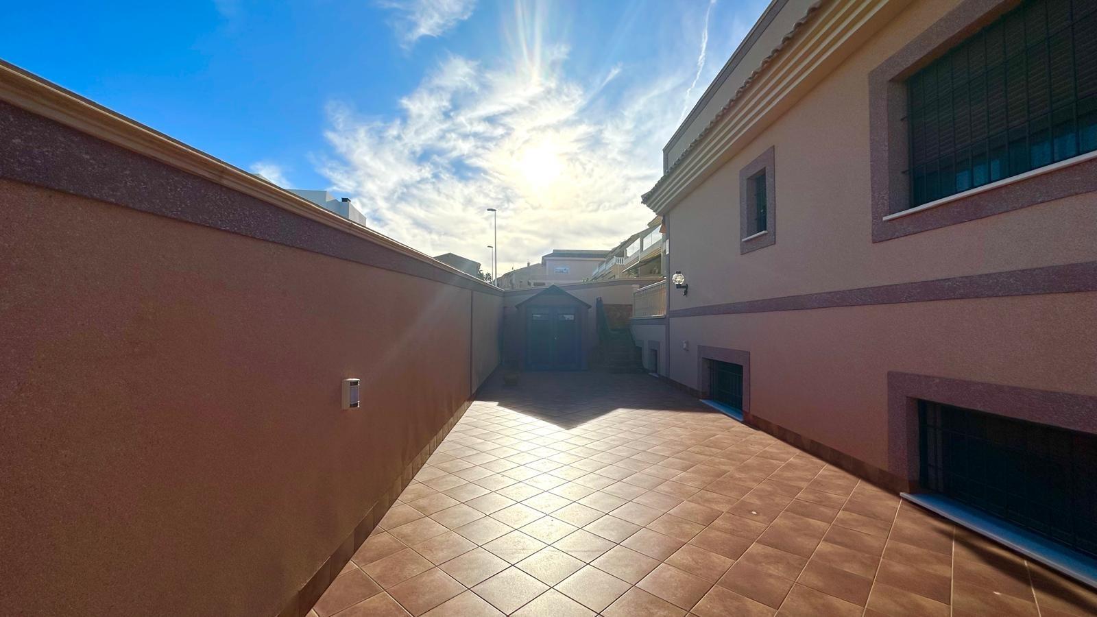 Spacious 4-Bedroom Townhouse with Sea Views in Los Balcones, Torrevieja image 7