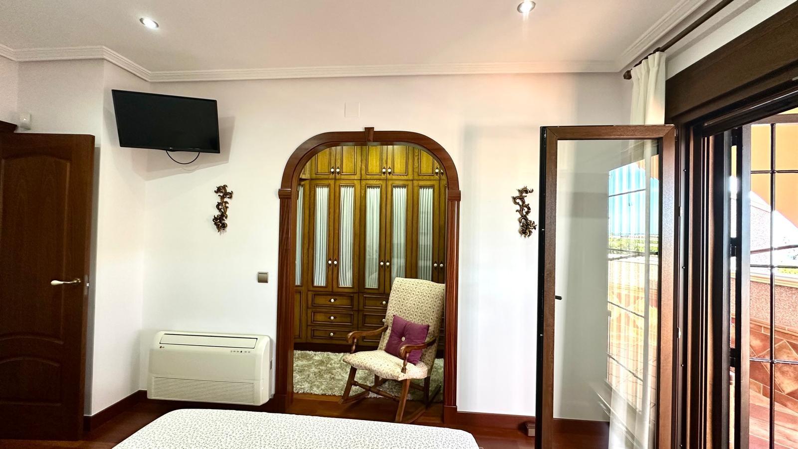 Spacious 4-Bedroom Townhouse with Sea Views in Los Balcones, Torrevieja image 10