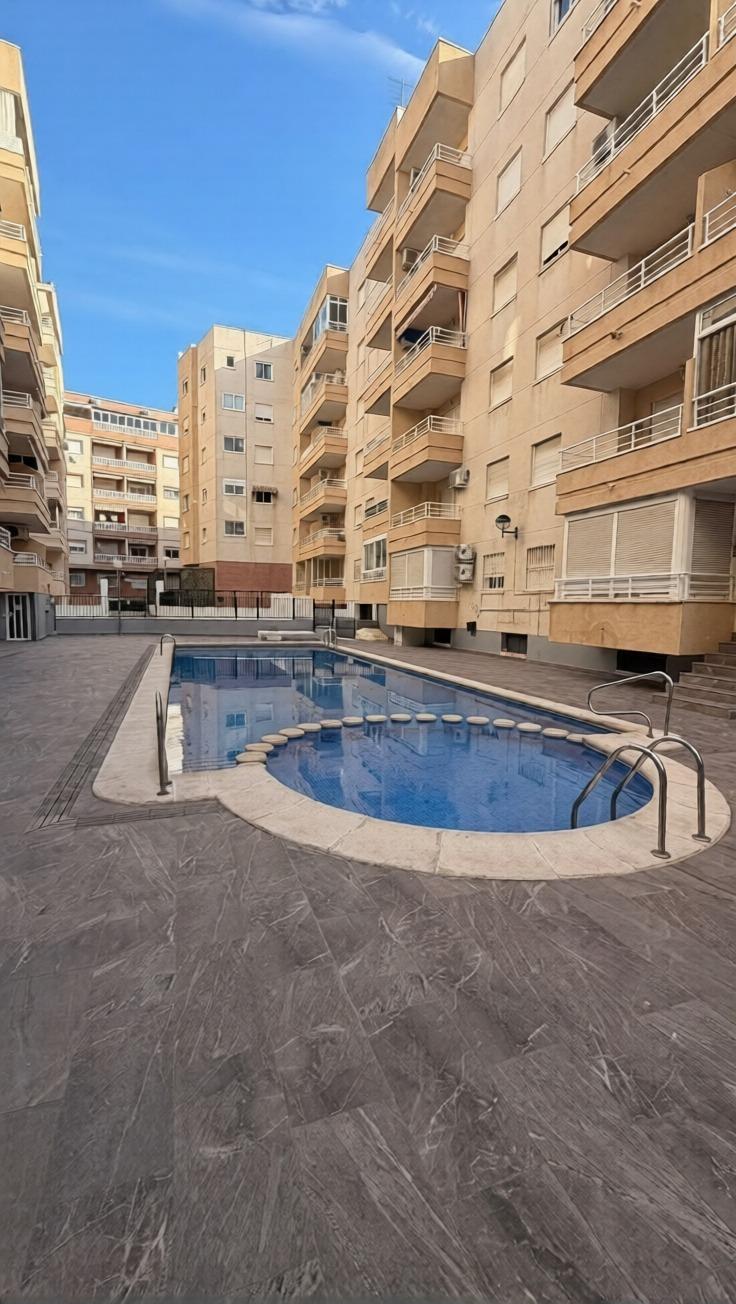 2-Bedroom Apartment with Communal Pool Near Playa del Cura, Torrevieja image 7