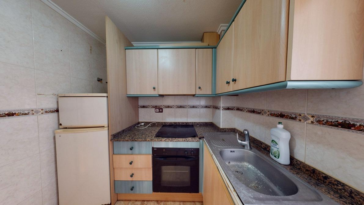 2-Bedroom Apartment with Communal Pool Near Playa del Cura, Torrevieja image 10