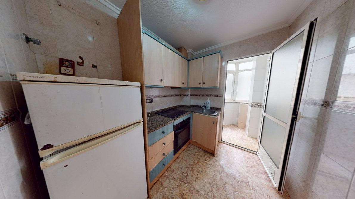 2-Bedroom Apartment with Communal Pool Near Playa del Cura, Torrevieja image 9