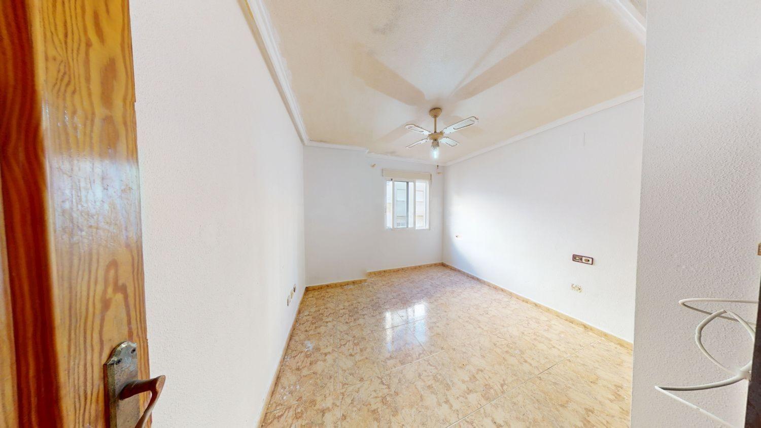 2-Bedroom Apartment with Communal Pool Near Playa del Cura, Torrevieja image 4