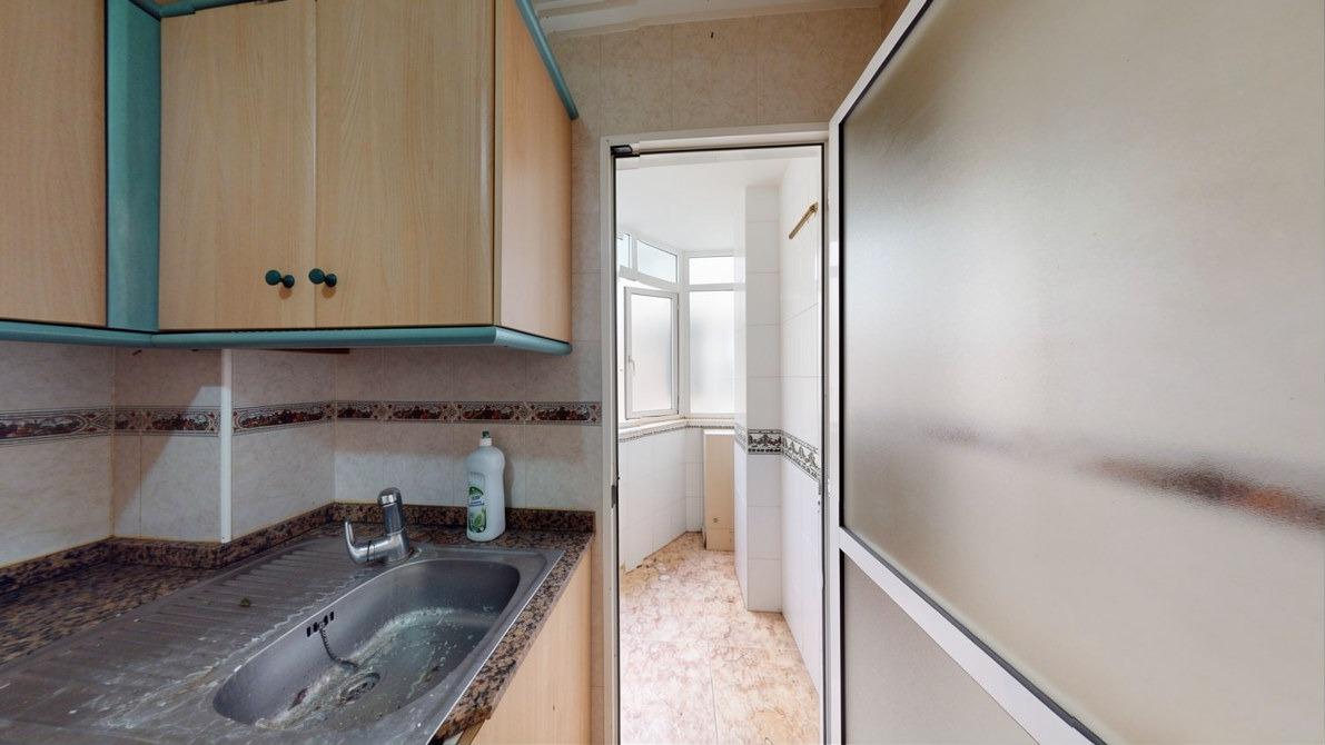 2-Bedroom Apartment with Communal Pool Near Playa del Cura, Torrevieja image 11
