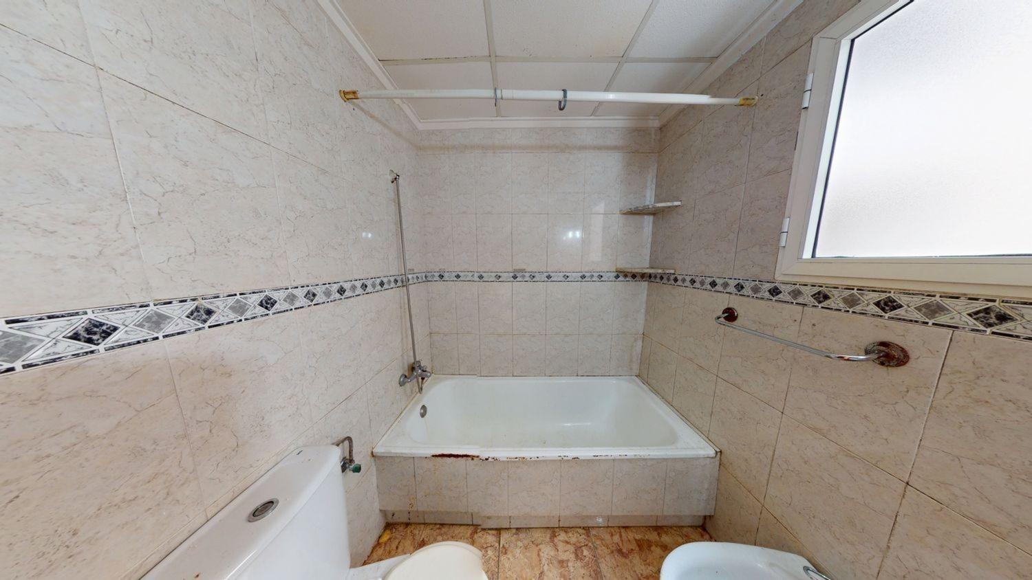 2-Bedroom Apartment with Communal Pool Near Playa del Cura, Torrevieja image 5