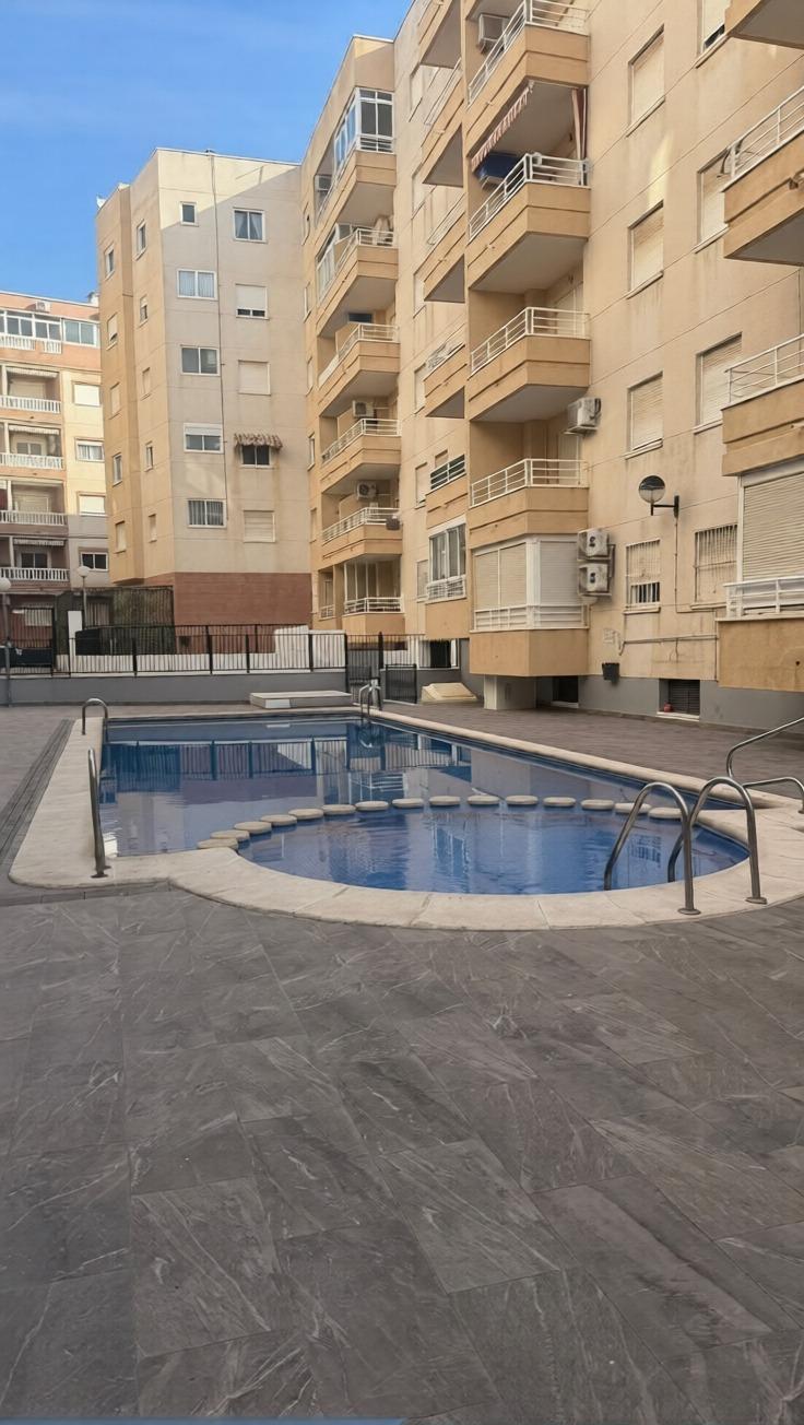 2-Bedroom Apartment with Communal Pool Near Playa del Cura, Torrevieja image 6