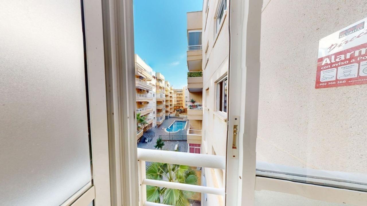 2-Bedroom Apartment with Communal Pool Near Playa del Cura, Torrevieja image 16