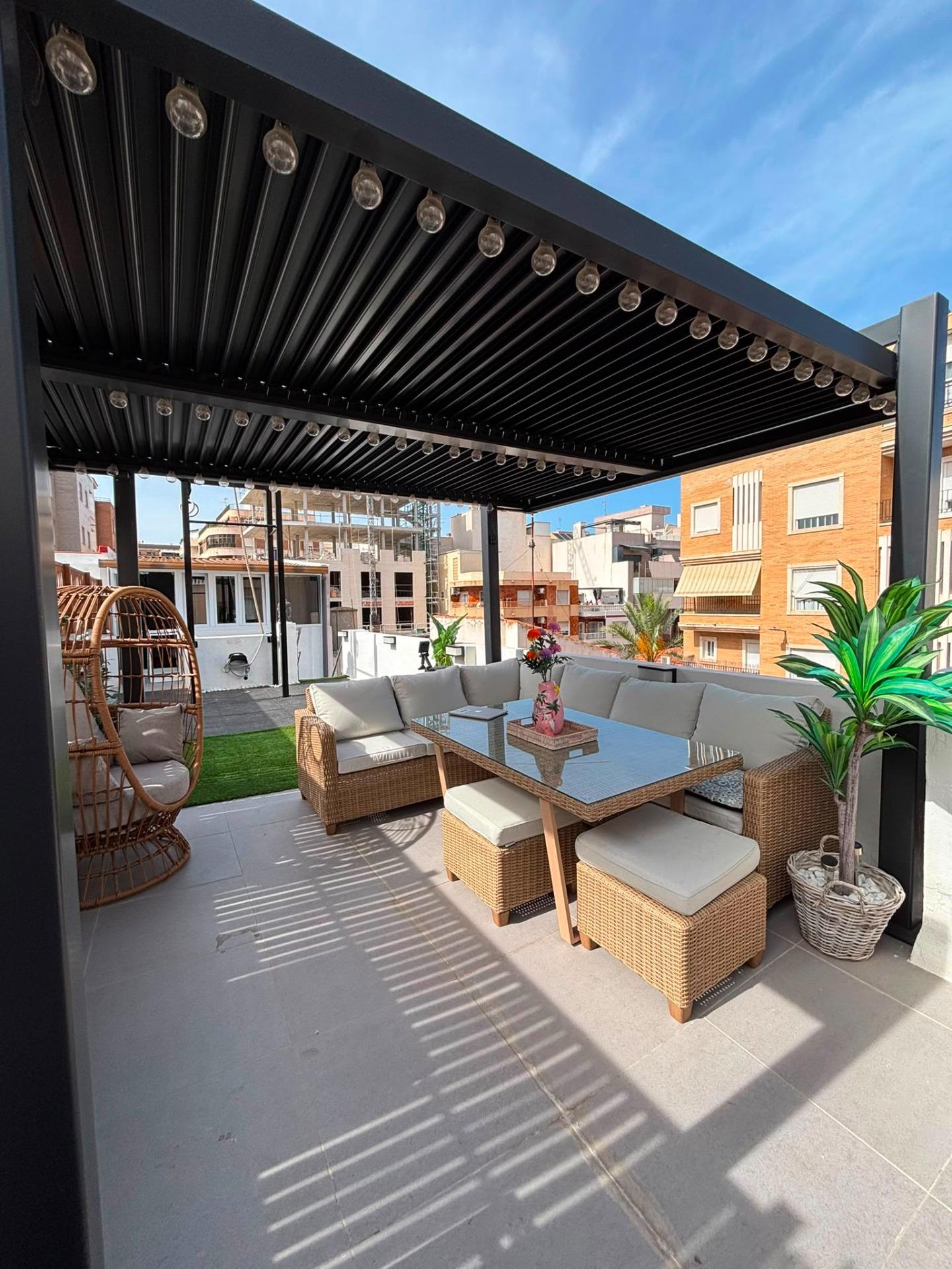 Fully Renovated 4-Bedroom Townhouse with Investment Potential in Central Torrevieja image 2