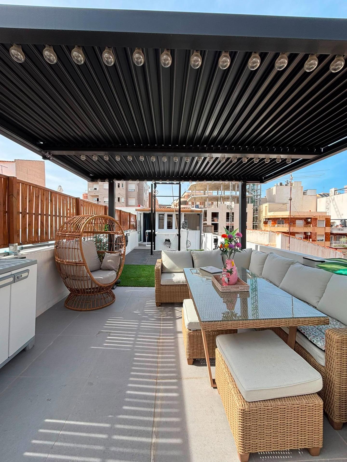 Fully Renovated 4-Bedroom Townhouse with Investment Potential in Central Torrevieja image 3