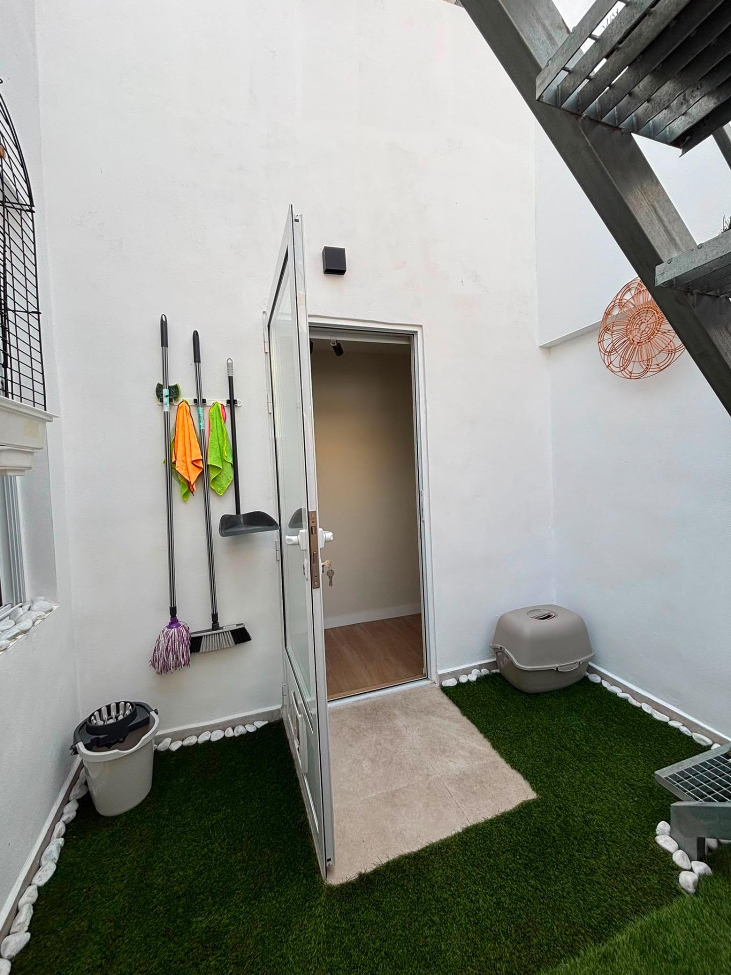 Fully Renovated 4-Bedroom Townhouse with Investment Potential in Central Torrevieja image 11