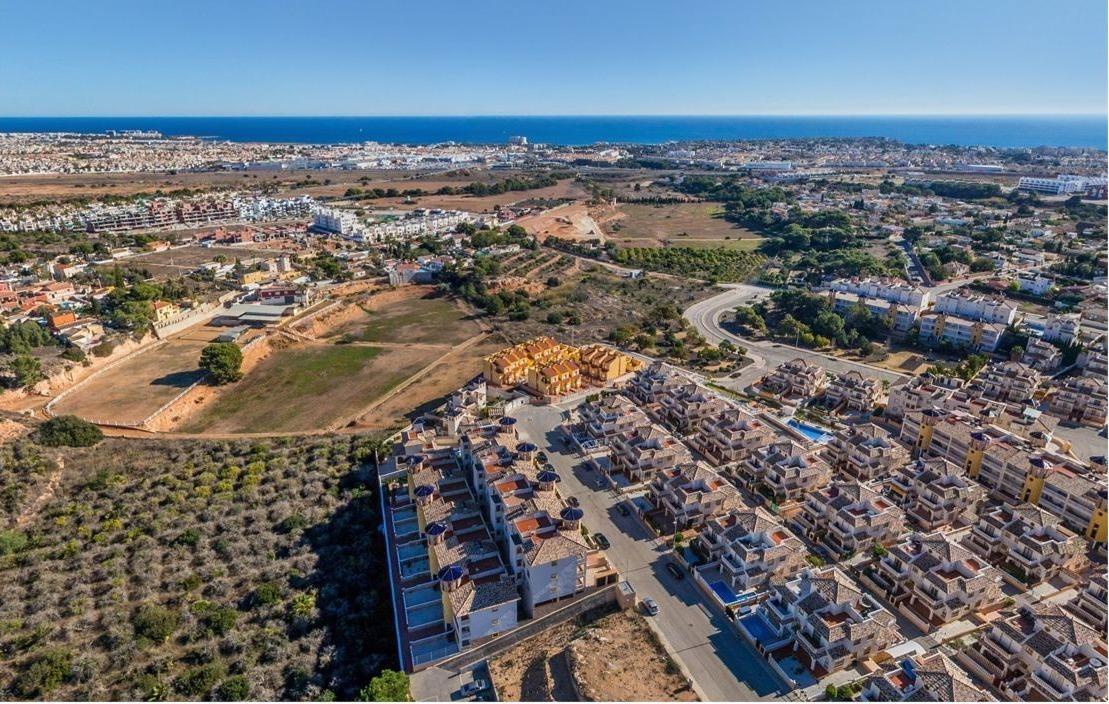 Renovated 2-Bedroom Apartment with Communal Pool in Lomas de Cabo Roig image 23